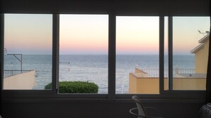 Une pièce avec vue sur la mer, grâce à trois fenêtres.