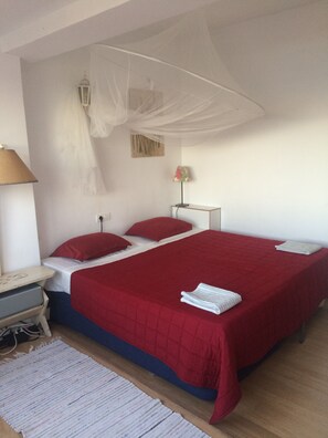 2 slaapkamers, een bureau, een strijkplank/strijkijzer, gratis wifi