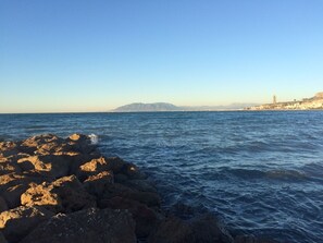 Sur la plage, chaise longue
