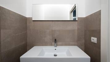 SĂšche-cheveux, serviettes fournies