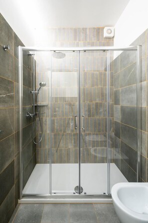 Sèche-cheveux, serviettes fournies