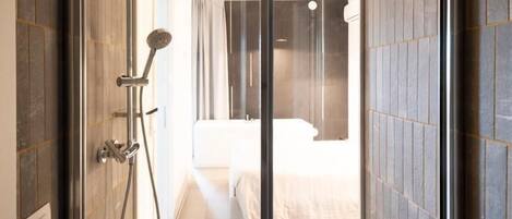 1 bedroom, bed sheets