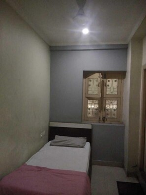 Caja de seguridad en la habitación, cortinas blackout y ropa de cama