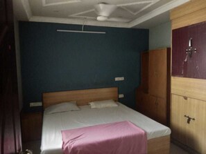 Deluxe Double Non AC Room | In-room safe, blackout curtains, bed sheets - iROOMZ Pranathi Comforts (Ballari)