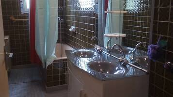 Badewanne, Haartrockner, Toilettenpapier