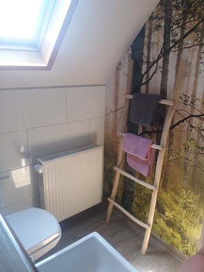 Baignoire, sĂšche-cheveux, serviettes fournies, savon