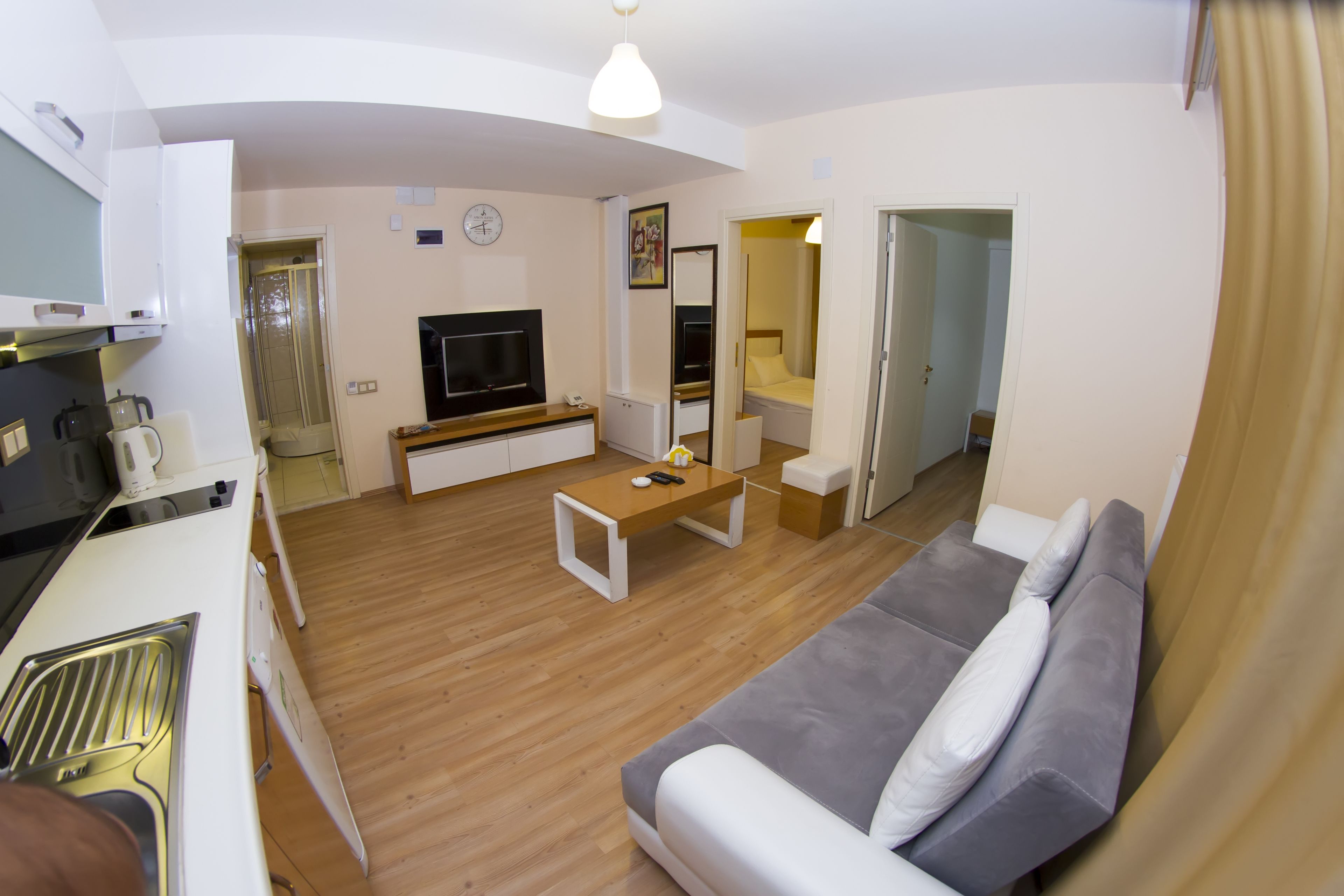 Estudi en suite júnior | Sala d'estar | Televisor LED de 82 polzades amb canals per satèl·lit i televisor 