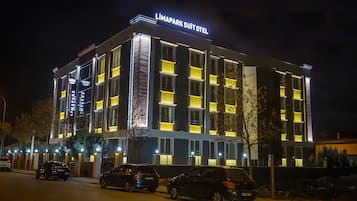 Fassade der Unterkunft – Abend/Nacht