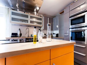 Căn hộ Cao cấp, 3 phòng ngủ | Bếp riêng | Tủ lạnh, lò vi sóng, bếp nấu, dụng cụ pha cà phê/trà 