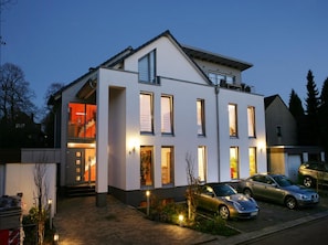 Fassade der Unterkunft – Abend/Nacht