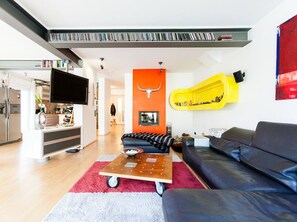 Căn hộ Cao cấp, 3 phòng ngủ | Phòng khách | TV màn hình phẳng 