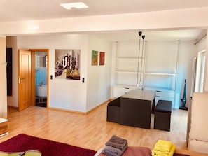 Modernes Apartment, Balkon | Wohnzimmer