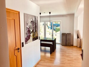 Modernes Apartment, Balkon | Wohnbereich