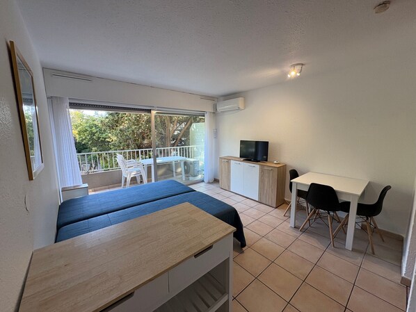 Interior - Prime Location - A/C Studio for 2-3, Near Beach, Shops, Wi-Fi, Parking Available (Saint-Raphaël)