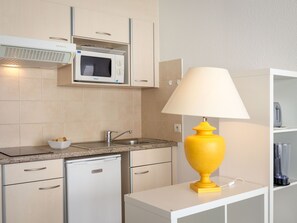Fridge, microwave, stovetop, coffee/tea maker - Prime Location - A/C Studio for 2-3, Near Beach, Shops, Wi-Fi, Parking Available (Saint-Raphaël)