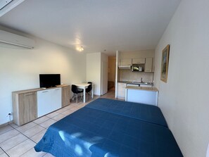 Free WiFi - Prime Location - A/C Studio for 2-3, Near Beach, Shops, Wi-Fi, Parking Available (Saint-Raphaël)