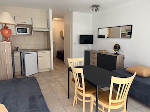 Interior - Air-conditioned studio near beach and shops, balcony, parking, linens, and wifi available (Saint-Raphaël)