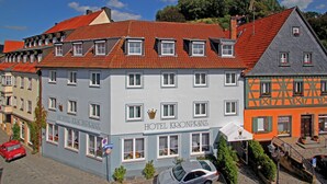 A hotel with multiple stories, a red-tiled roof, and a sign reading 'HOTEL KRONPRINZ.' - Hotel Kronprinz (Kulmbach)