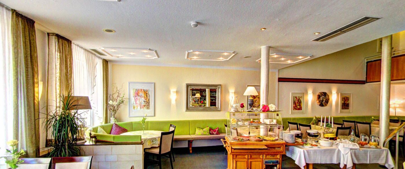 Tägliches Frühstücksbuffet (10 EUR pro Person)