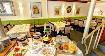 Desayuno buffet diario (EUR 10 por persona)