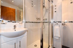 Suite, Ensuite (1 double 2 singles ) | Bathroom - Brae Guesthouse (Edinburgh)