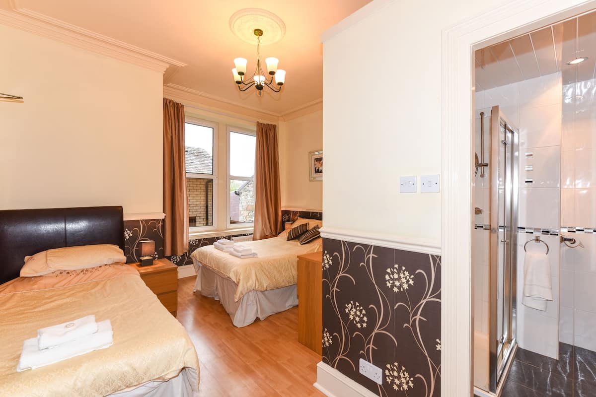 Suite Standard, salle de bains attenante (1 double 1 single)