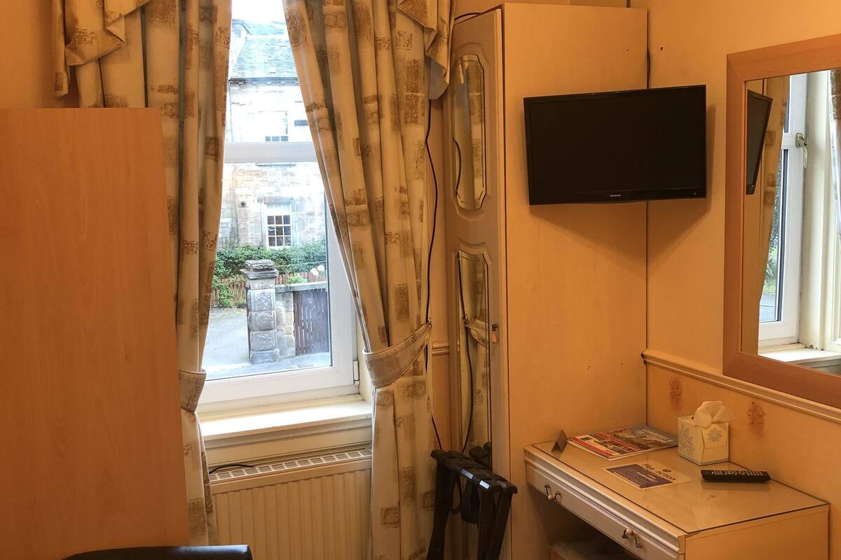 Single Room, Private Bathroom