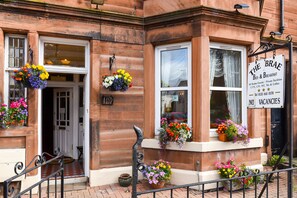 A corner building with a sign reading "The Brae Bed & Breakfast" and a "No Vacancies" sign. - Brae Guesthouse (Edinburgh)