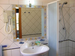 Triple Room | Bathroom | Shower, hair dryer, bidet, towels - B&B Villa Maria Giovanna (Giardini Naxos)