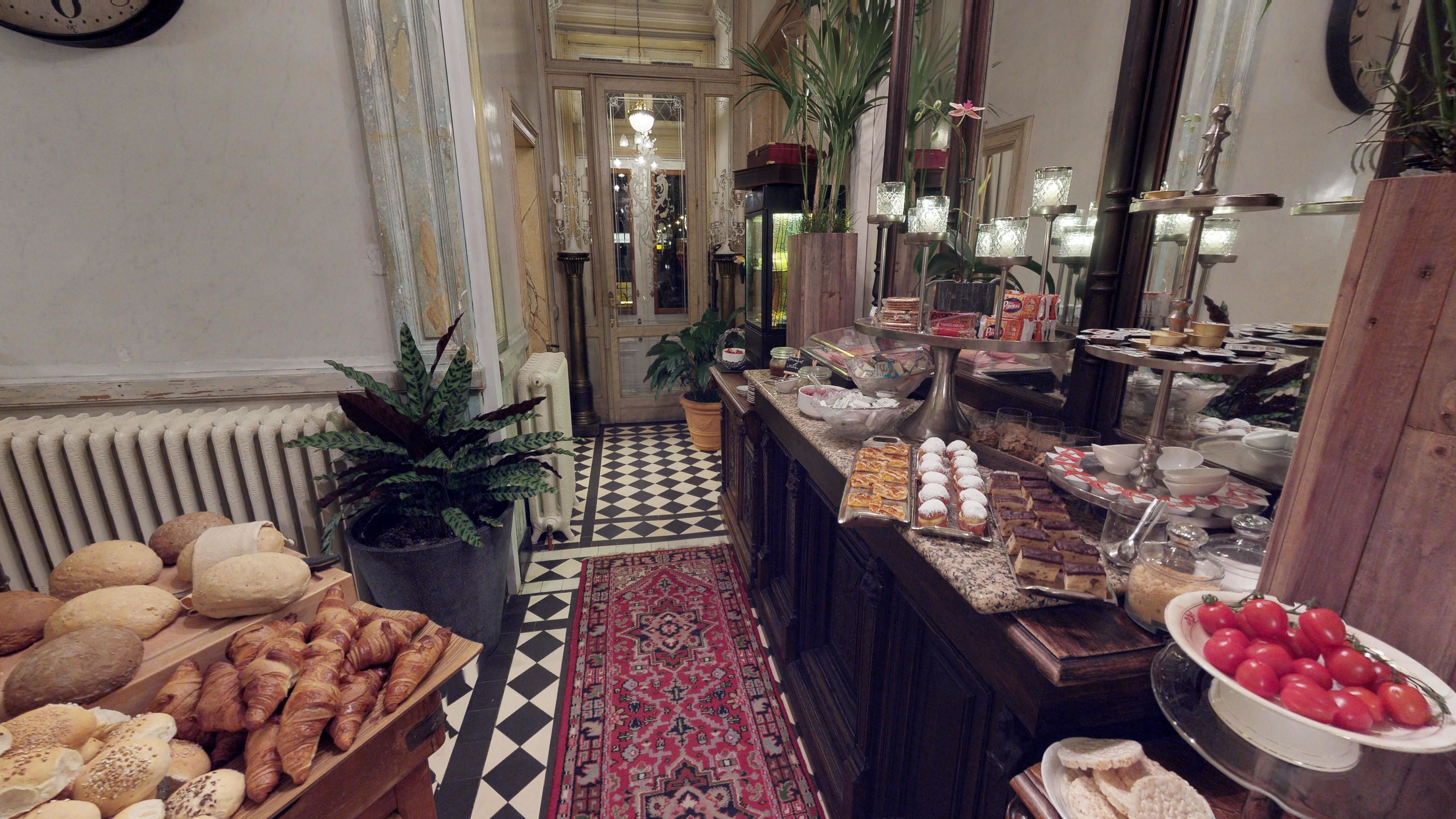 Tägliches Frühstück mit Selbstbedienung (22 EUR pro Person)