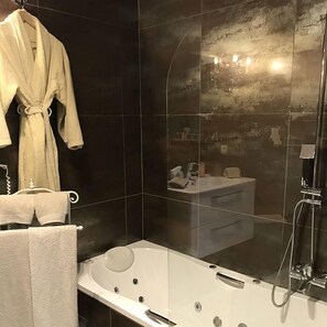 Habitación doble Deluxe (Louis David) | Baño | Secadora de cabello, batas, pantuflas, toallas 