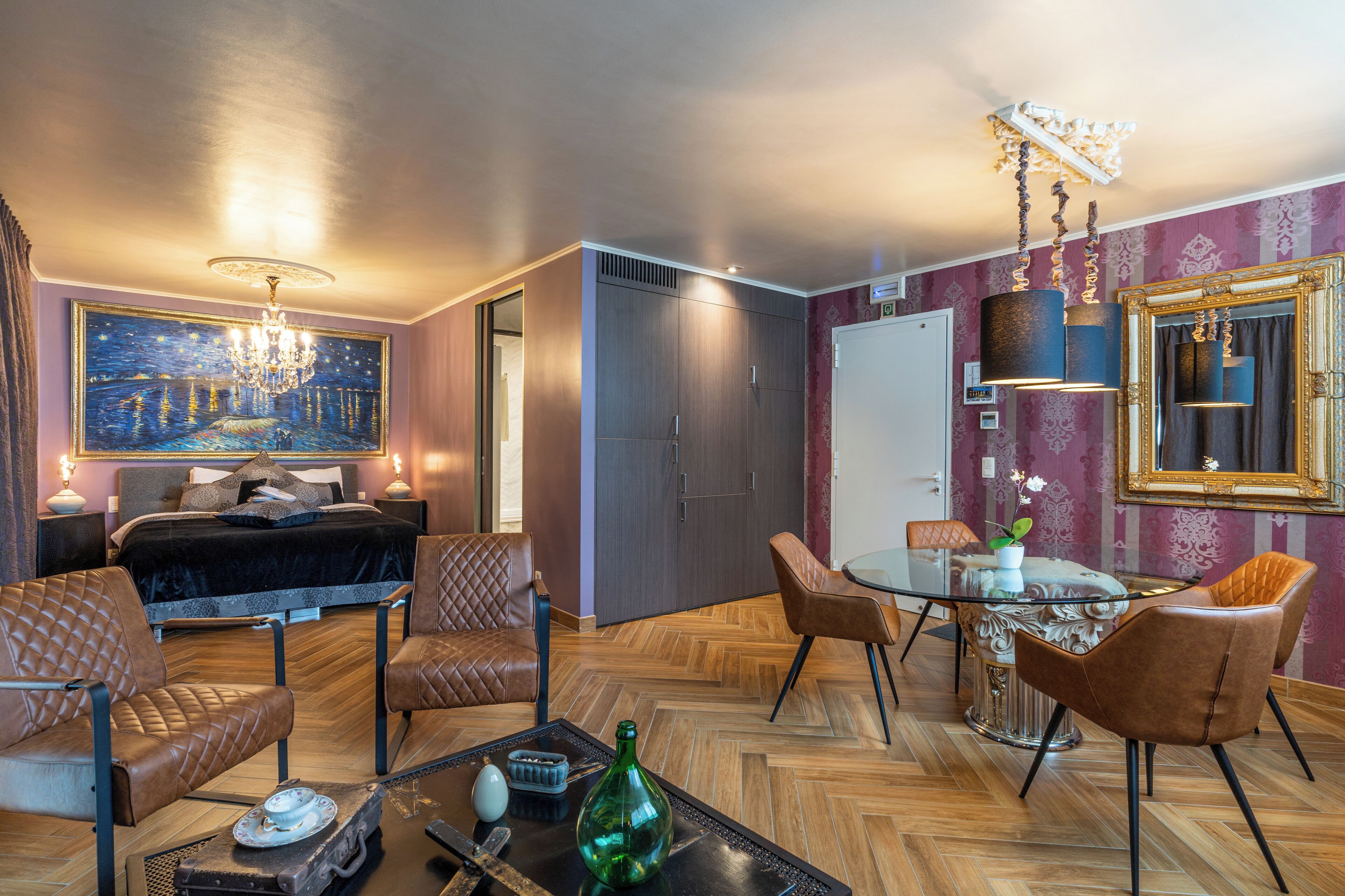 Minibar, coffres-forts dans les chambres, décoration personnalisée