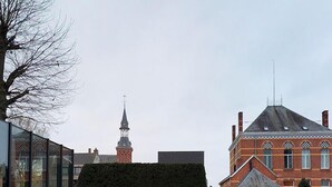 Utendørsbasseng og solsenger