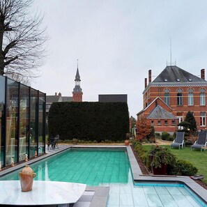 Piscine extérieure, chaises longues