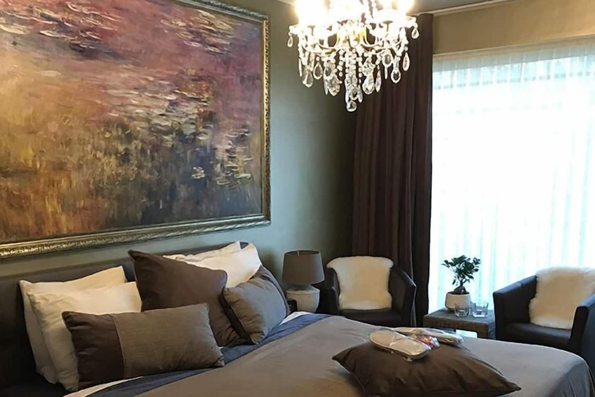 Dobbeltrom (Monet) | Minibar, safe på rommet, skrivebord og skrivebord for bærbar PC