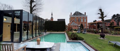 Piscine extérieure, chaises longues