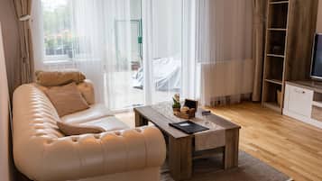 Design Studio Suite | Living area | 55-inch flat-screen TV with cable channels, Smart TV