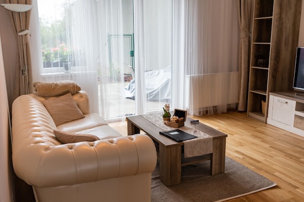 Design Studio Suite | Living area | 55-inch flat-screen TV with cable channels, Smart TV - Residence Hadovitá (Prague)