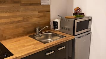 Suite estudio de diseño | Cocina básica privada | Frigorífico, microondas, placa de cocina y máquina de café espresso