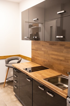 Design Studio Suite | Private kitchenette | Fridge, microwave, stovetop, espresso maker - Residence Hadovitá (Prague)
