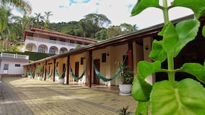 Un patio con un edificio de techo de tejas y varias ventanas.