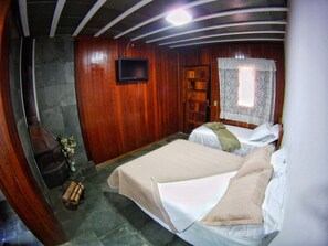 Habitación triple | Minibar, wifi gratis y ropa de cama 