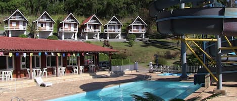 Una piscina cubierta, una piscina al aire libre