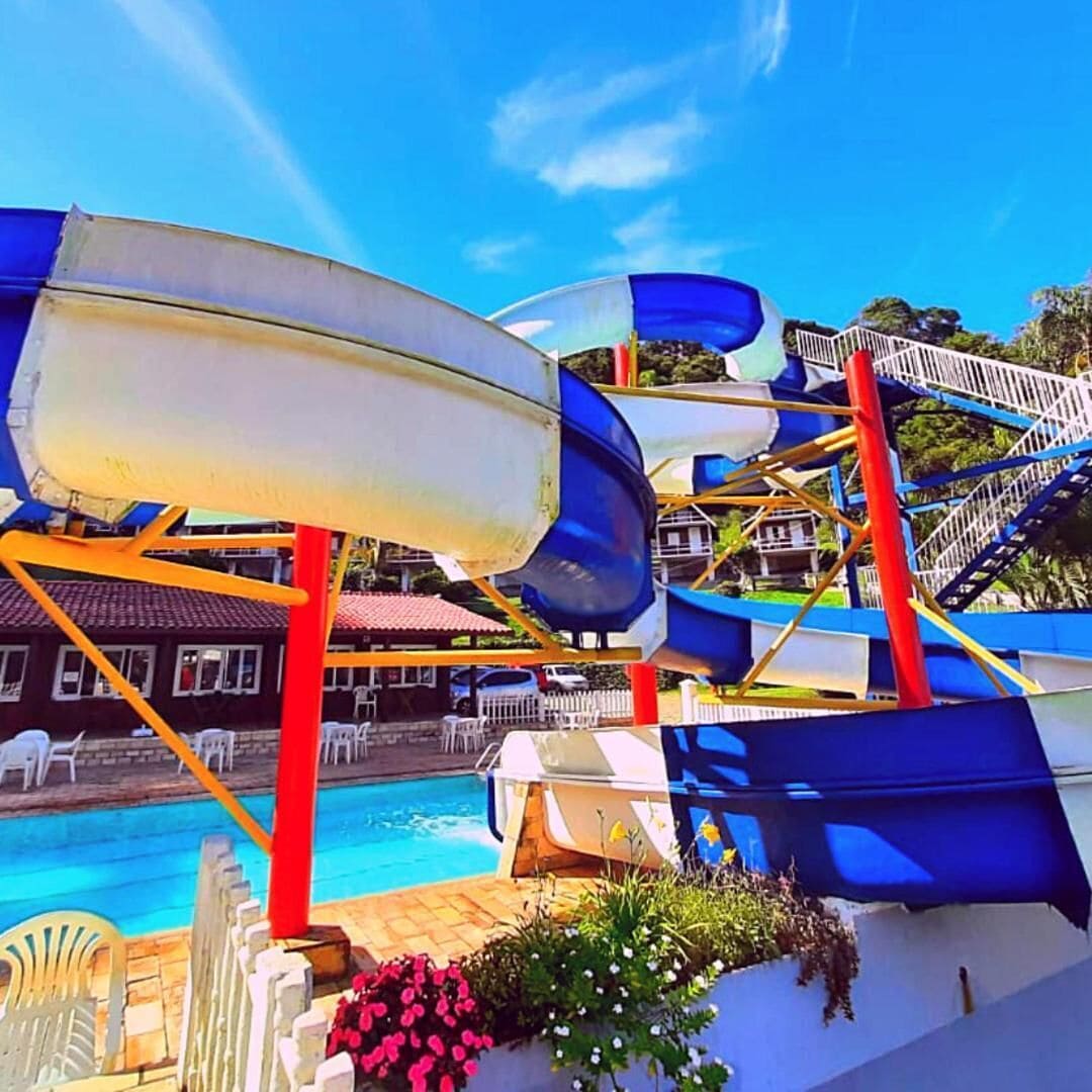 Una piscina techada, una piscina al aire libre