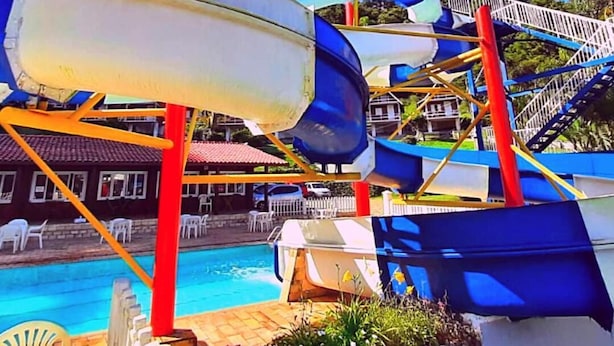 Un parque acuático con múltiples toboganes y una zona de piscina.