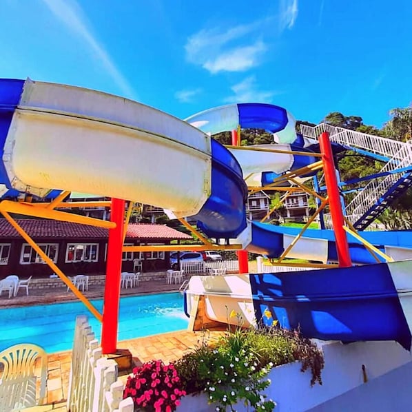 Piscine couverte, piscine extérieure