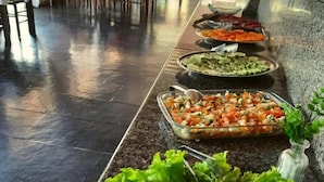 Zona de bufé con diversos platos y lechuga fresca.