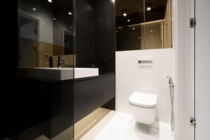 Luxury-Apartment | Badezimmer | Dusche, Haartrockner, Handtücher