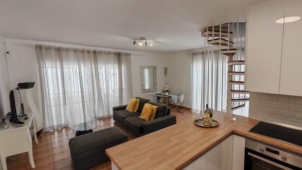 Un apartamento moderno con cocina, comedor y sala de estar.