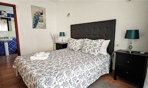 3 chambres, fer et planche à repasser, Wi-Fi, draps fournis